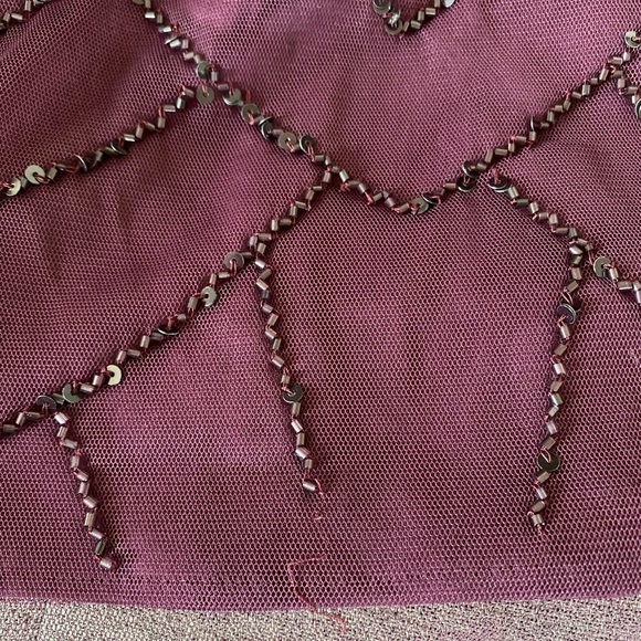 ART DECO BEADED BLOUSON DRESS WITH HALTER NECKLINE IN CASSIS - Picture 4 of 4